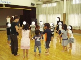 体操の先生といっしょに。